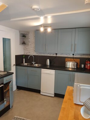 Fridge, microwave, oven, stovetop - 2 bedrooms/sleeps 4/free wifi/parking/outdoor area (Lundin Links)