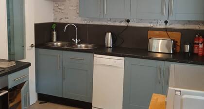 2 bedrooms/sleeps 4/free wifi/parking/outdoor area