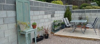 2 bedrooms/sleeps 4/free wifi/parking/outdoor area