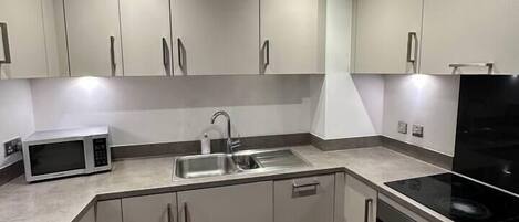 電子レンジ、オーブン、コンロ、食器洗い機