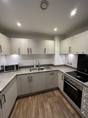 Mikrowelle, Ofen, Herdplatte, Geschirrspüler