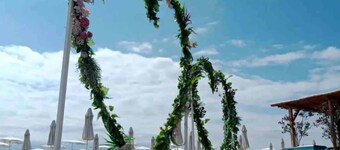 Luxurious Beach House with Wi-Fi and Parking