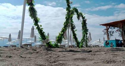 Luxurious Beach House with Wi-Fi and Parking