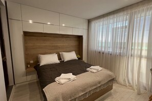 3 bedrooms, iron/ironing board, WiFi, bed sheets