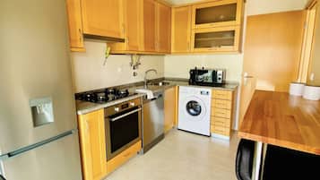 Refrigerador, microondas, horno y parrilla de estufa