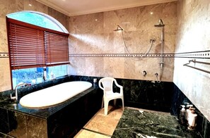 Shower, hair dryer, bidet, towels - Riverside retreat for those that want to be close to nature and live in luxury. (Bicton)