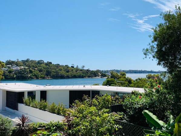 المنطقة المحيطة بالمنشأة