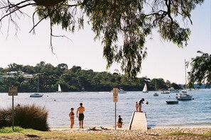 بالقرب من الشاطئ