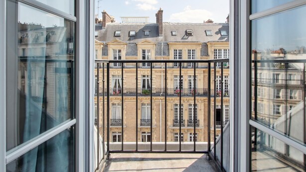 A balcony with a view of a row of historic buildings. - Lovely studio for 2 people in Paris (Paris)