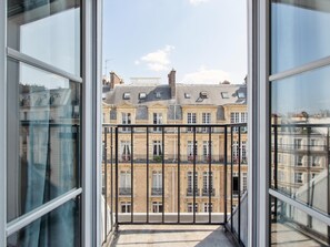 Un balcón con vista a una hilera de edificios históricos.