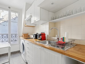 Réfrigérateur, micro-ondes, batterie de cuisine, vaisselle et ustensiles
