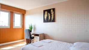 4 Schlafzimmer, Schreibtisch, Bügeleisen/Bügelbrett, Internetzugang