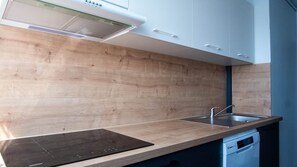 Ofen, Geschirrspüler, Wasserkocher mit Kaffee-/Teezubehör, Hochstuhl