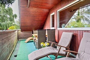 Outdoor dining - Apartment "Klee" with Balcony & Wi-Fi (WHV)