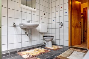 Bathtub, towels - Apartment "Klee" with Balcony & Wi-Fi (WHV)