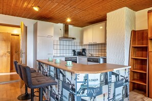 Kjøleskap, ovn, kokeplater og oppvaskmaskin