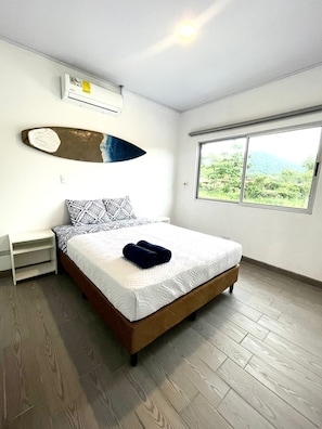 3 habitaciones, tabla de planchar con plancha, wifi y ropa de cama 