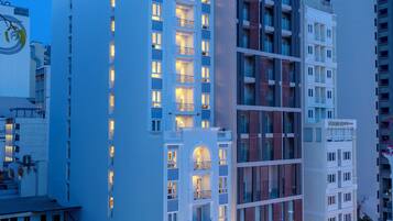 Majoituspaikan julkisivu illalla/yöllä