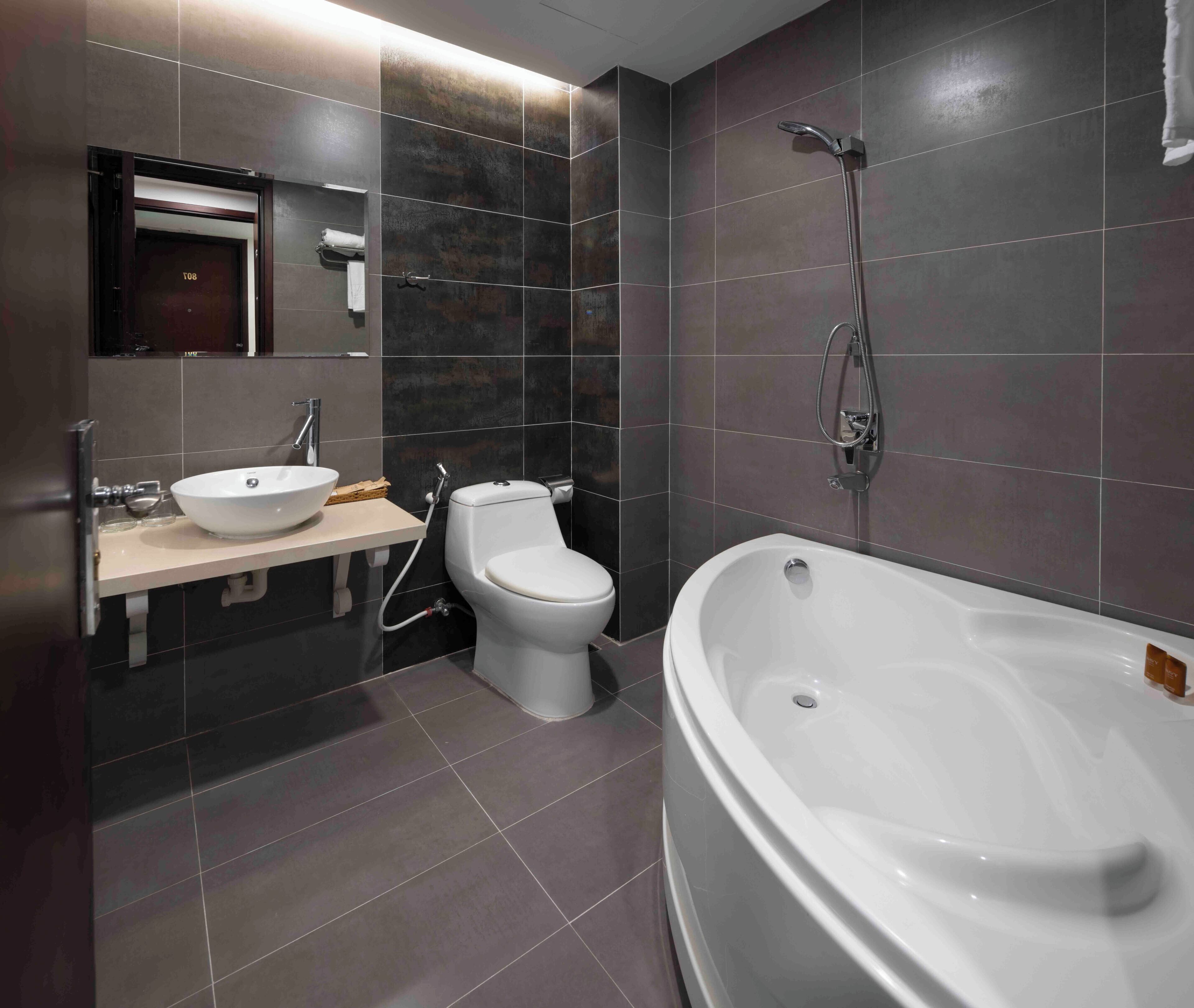 Deluxe Double Room, City View | Bathroom | Combined shower/bathtub, rainfall showerhead, designer toiletries