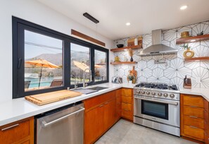 Micro-ondas, cooktop, lava-louças, cafeteira/chaleira