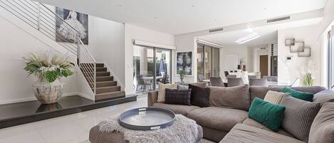 Smart-TV, peis, videospill og bøker