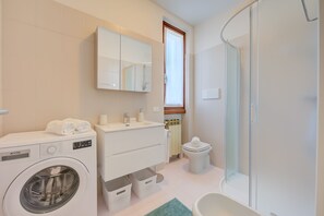 Shower, hair dryer, bidet, towels