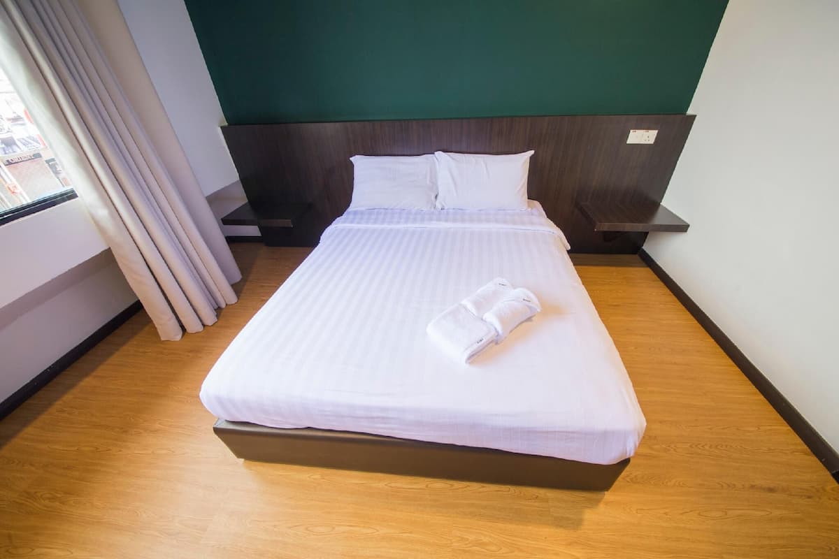 Habitación básica doble | 2 dormitorios, tabla de planchar con plancha, wifi gratis y ropa de cama