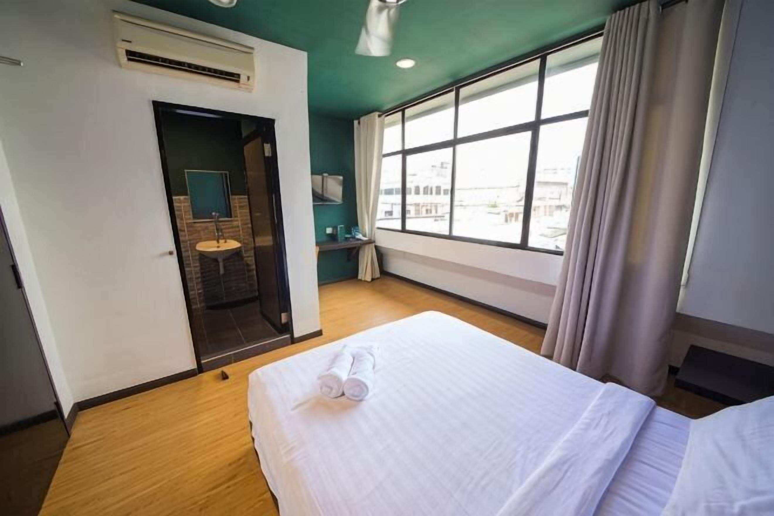 Iron/ironing board, free WiFi, bed sheets