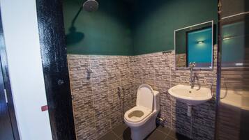 Pancuran mandi, pengering rambut, tuala disediakan