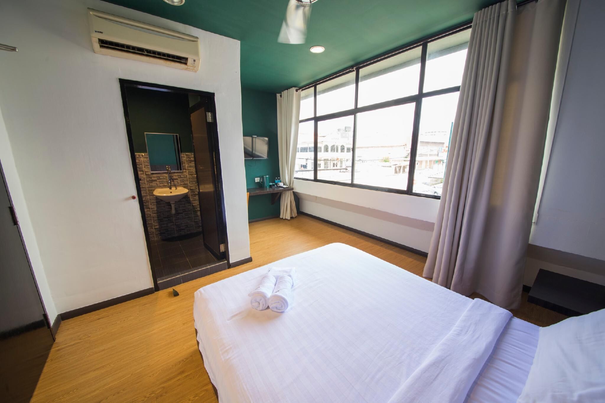 Iron/ironing board, free WiFi, bed sheets