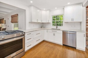 Fridge, microwave, oven, stovetop - Fabulously renovated cottage, close to beach (Saint Simons Island)