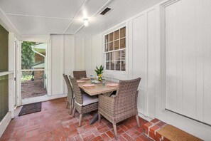 Outdoor dining - Fabulously renovated cottage, close to beach (Saint Simons Island)