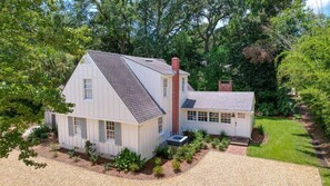 Exterior - Fabulously renovated cottage, close to beach (Saint Simons Island)