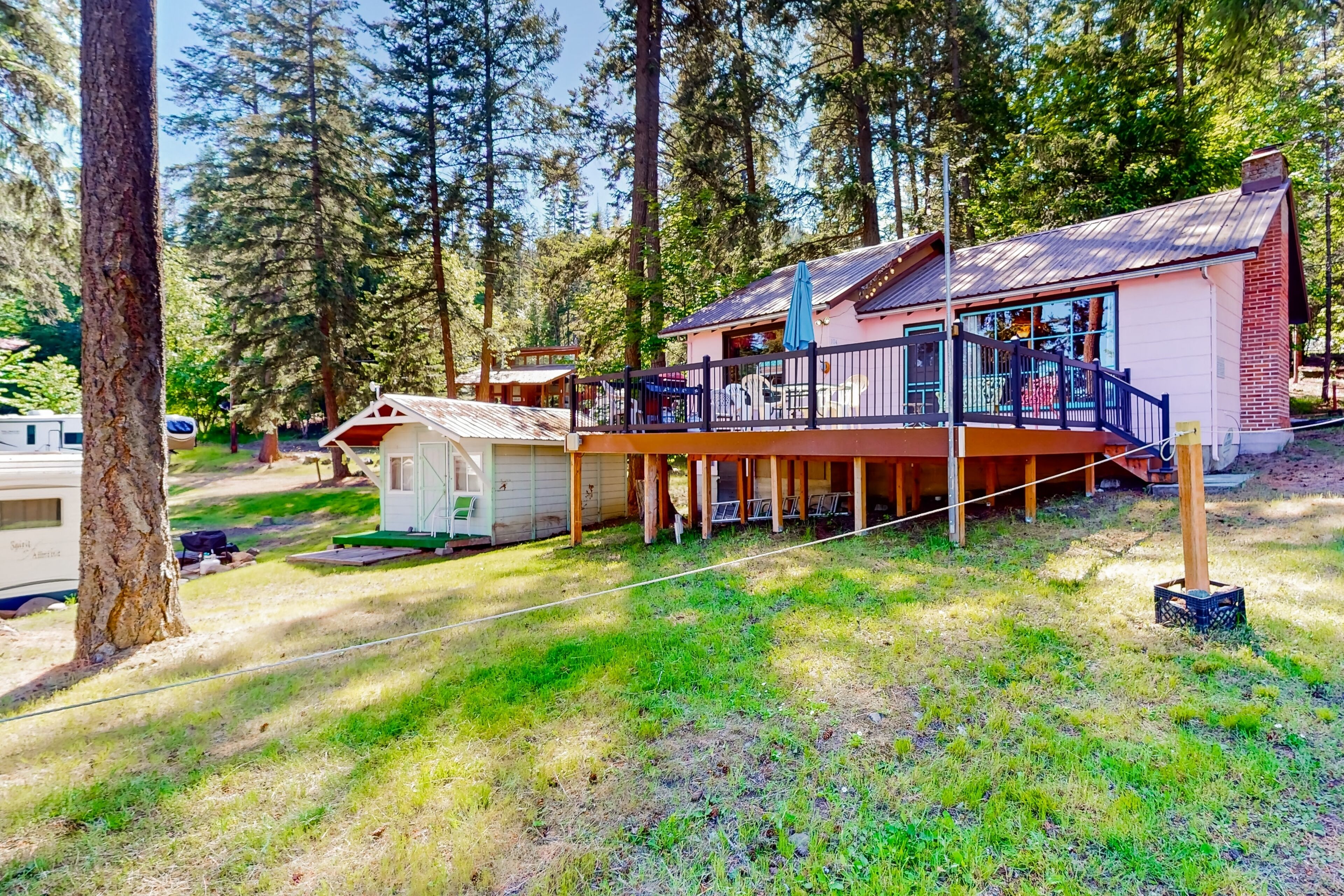 Waterfront retreat with a large deck, grill, board games, and AC - dog-friendly