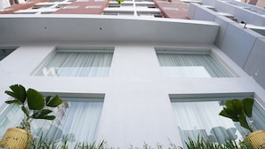 Un edificio moderno con ventanas amplias y techo plano.