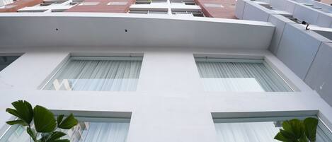 Un edificio moderno con ventanas amplias y techo plano.