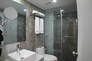 Deluxe tweepersoonskamer | Badkamer | Een douche, een regendouche, designer toiletartikelen, een haardroger