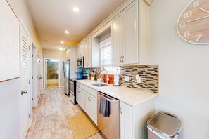 Køleskab, mikrobølgeovn, ovn, kogeplade