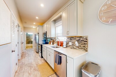 Coastal dog-friendly cottage with pool access, grill, board games, W/D, & AC