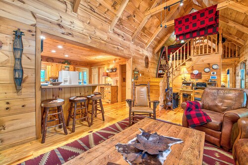 Spacious cabin w/ private hot tub, pool table, deck, fireplace, 2 kitchens & A/C