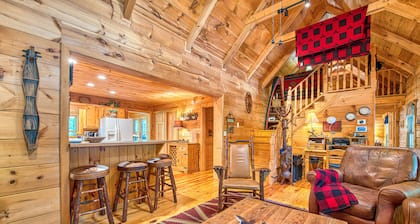 Spacious cabin w/ private hot tub, pool table, deck, fireplace, 2 kitchens & A/C