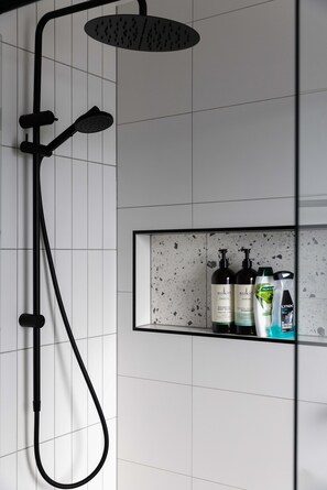 Dusche, Haartrockner, Handtücher, Seife