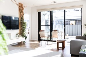 Smart TV, books - Urban Oasis on the way to Snowy Mountain
 (Throsby)