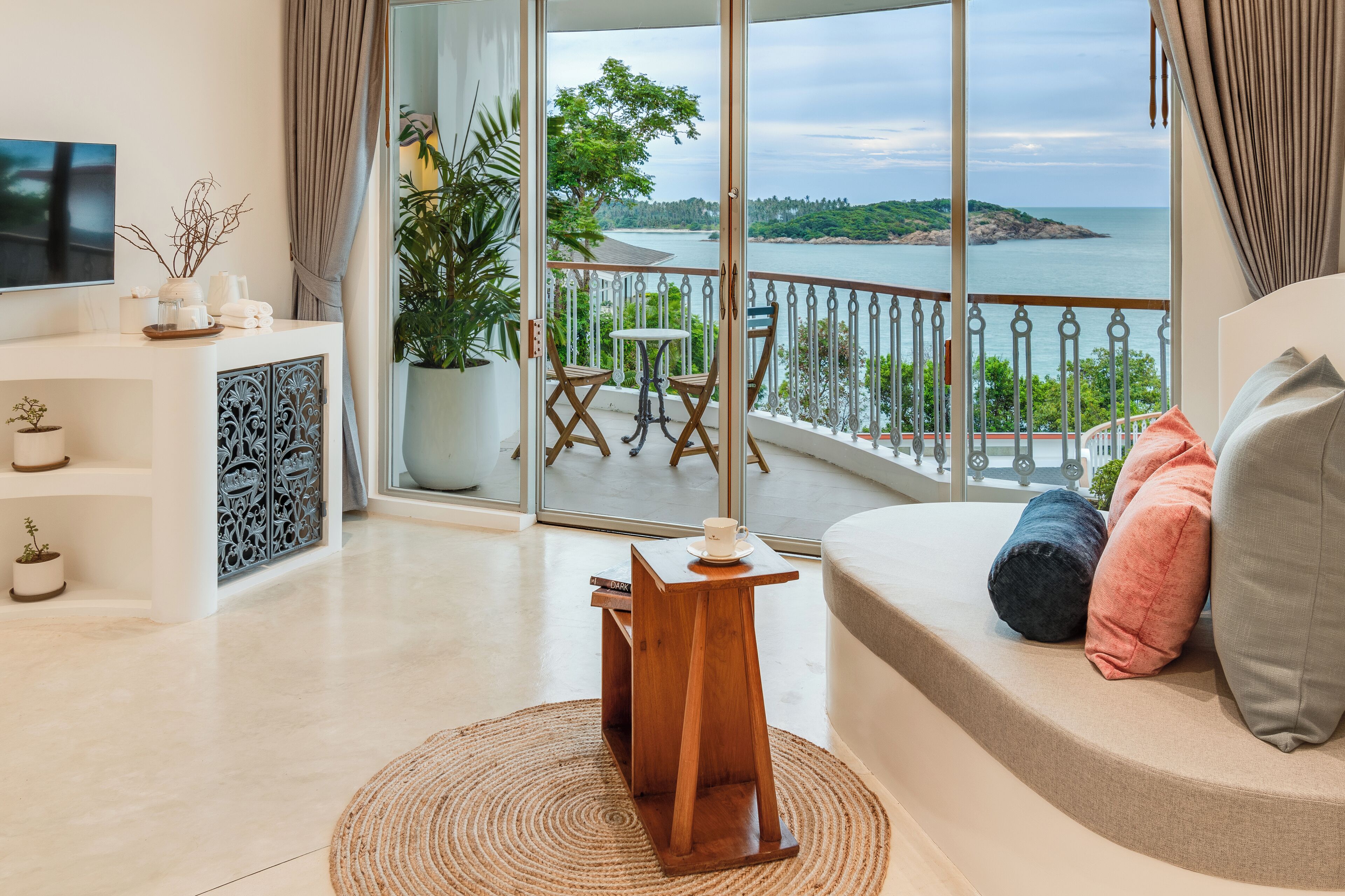 Romantic Room | Living area | Smart TV