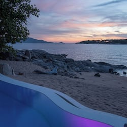 Plage privée, parasols, serviettes de plage, bar de plage