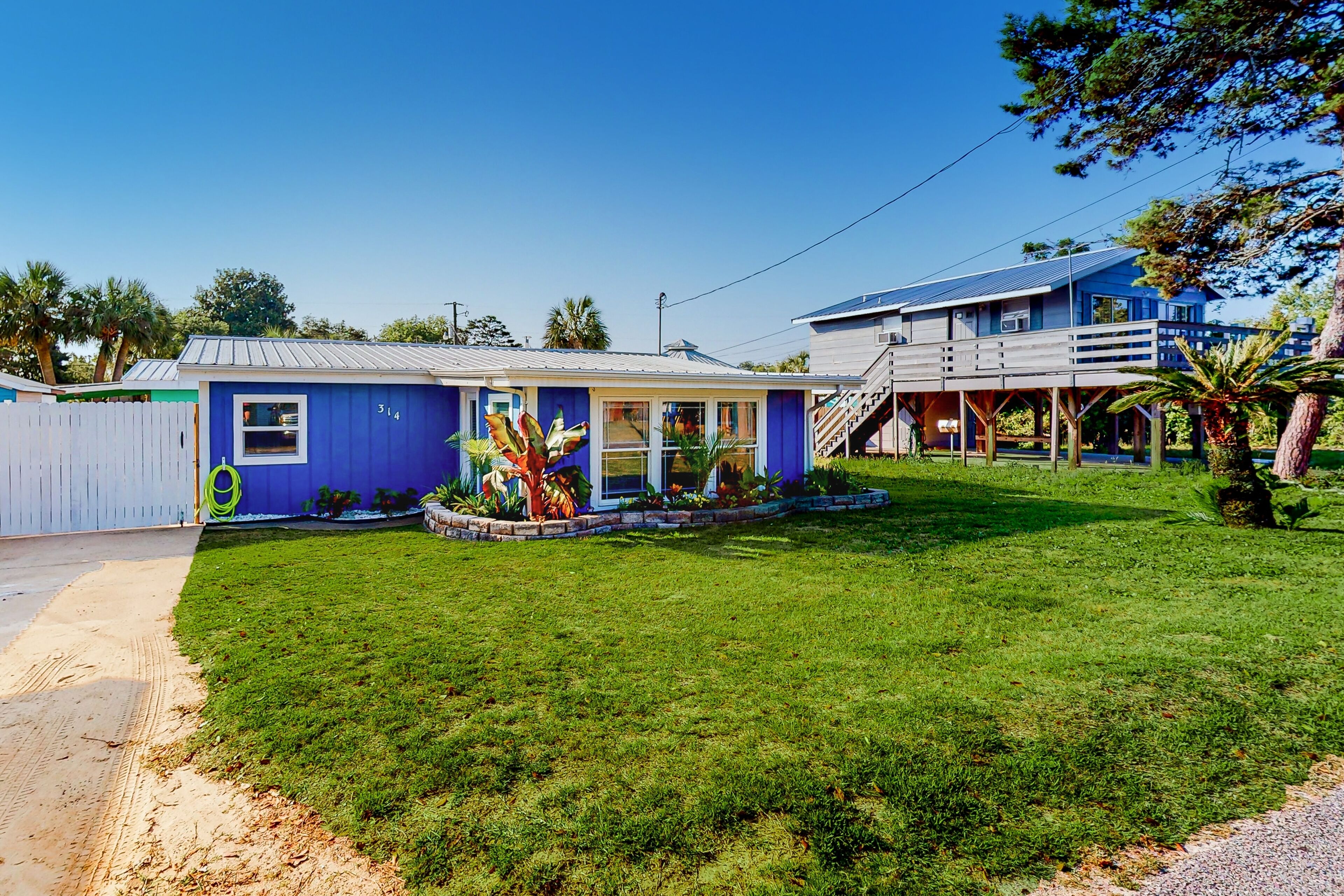 Lovely dog-friendly home with full kitchen, patio, & W/D