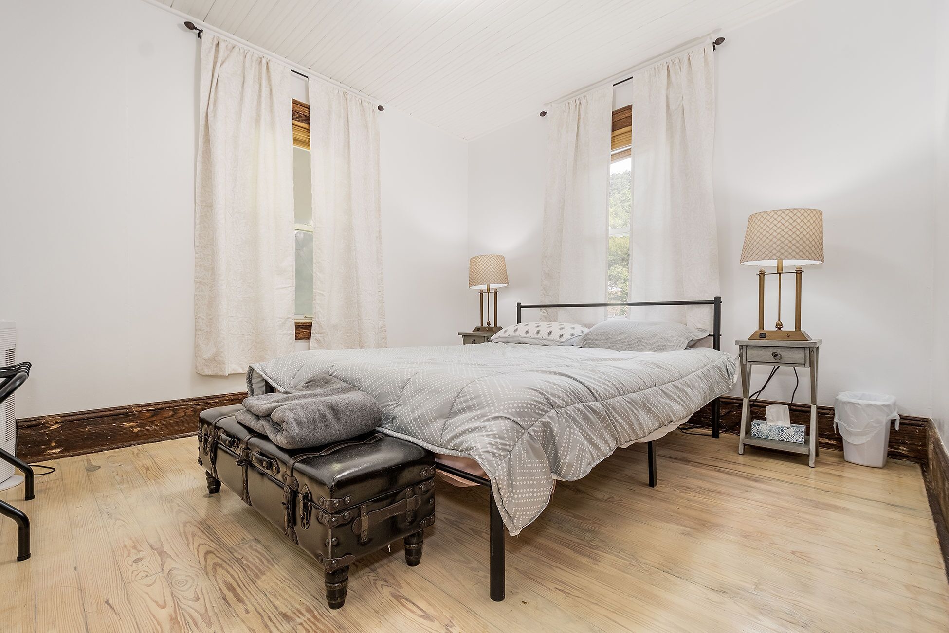 2 bedrooms, desk, iron/ironing board, travel cot