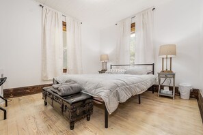 2 chambres, bureau, fer et planche à repasser, lit parapluie