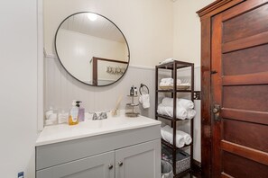 Sèche-cheveux, serviettes fournies, savon, shampoing