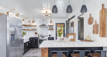 Moss Oak Modern Retreat - completely renovated modern home in Greenville area